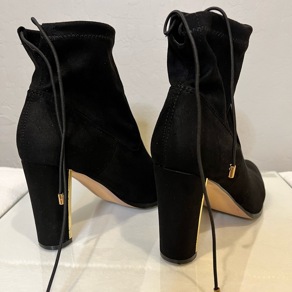 Color: black with gold color hardware, material: Suede-like, size: 7.5 - Picture 4 of 5